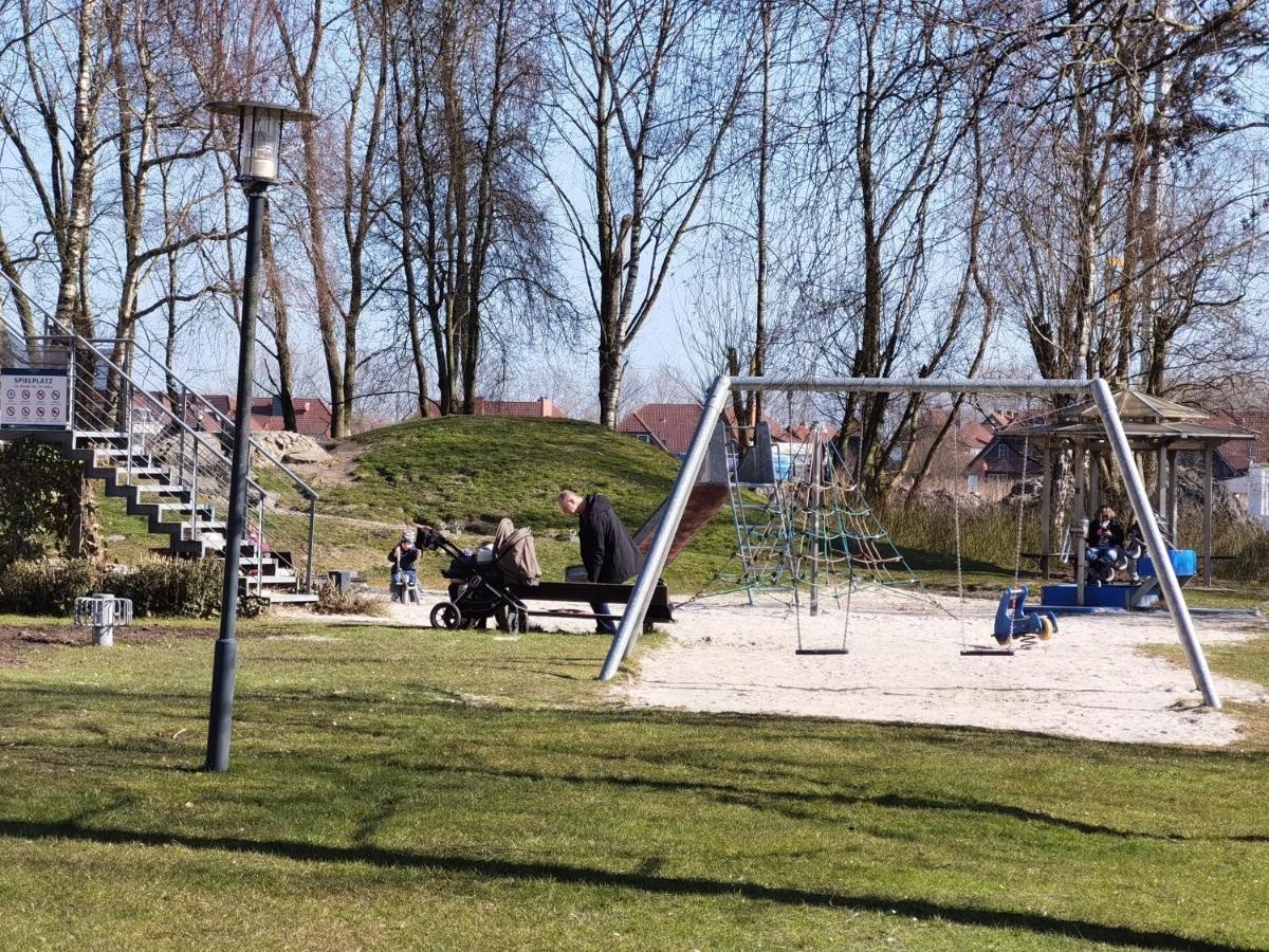 Schaake Hooksiel - Charmante Reetdachwohnung & Kostenfreier Parkplatz Екстер'єр фото